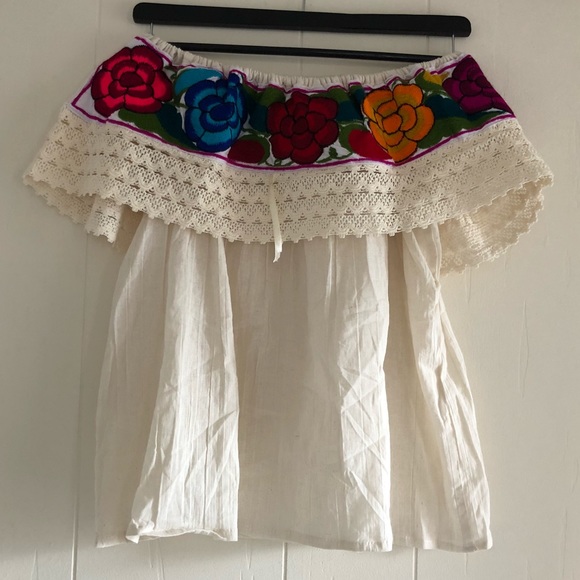 Sold‼️ Machine embroidered top - Picture 2 of 3